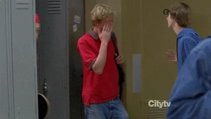 Meme de Steve Buscemi vestido juvenilmente y sosteniendo un skateboard con la leyenda 'How do you do, fellow kids?'